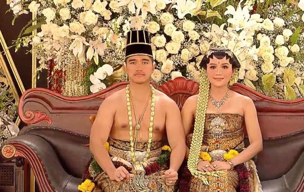Gemas! Diam-diam Kaesang Bikin Love Sign di Acara Ngunduh Mantu