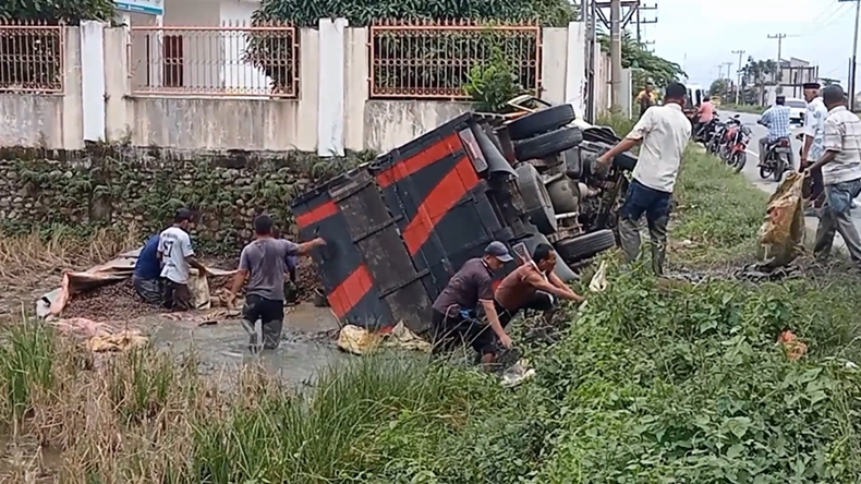 Kecelakaan Tunggal di Pidie Jaya, Truk Pengangkut Sawit Terguling ke Sawah