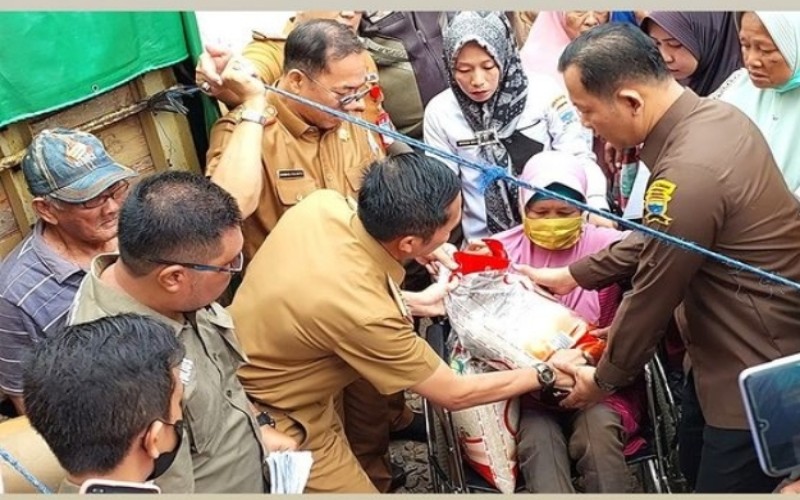 Polisi Kawal Operasi Pasar Beras Rp5.000 per Kilogram di Palembang 