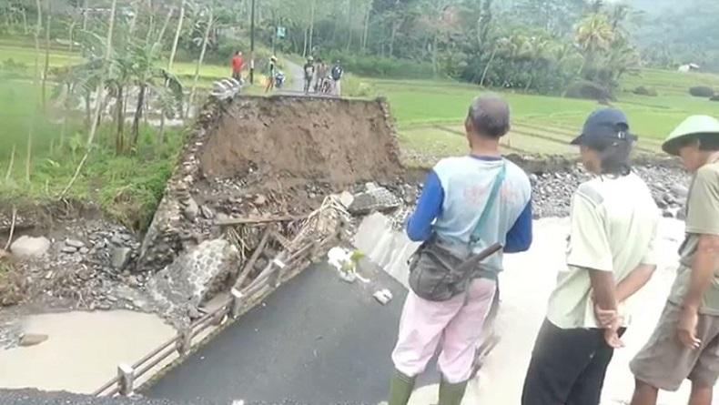 Jembatan Penghubung di Banjarnegara Ambrol Diterjang Banjir