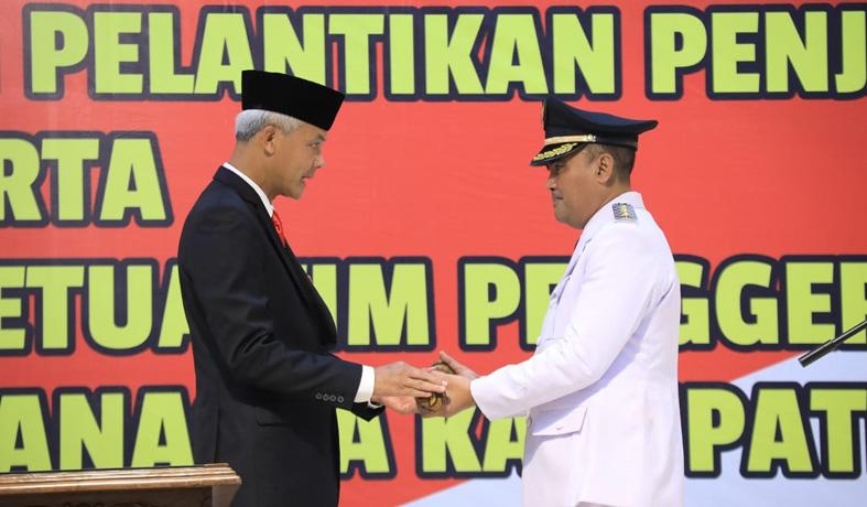 Lantik Penjabat Bupati Brebes, Ganjar Ingatkan Kemiskinan, Investasi hingga Bawang