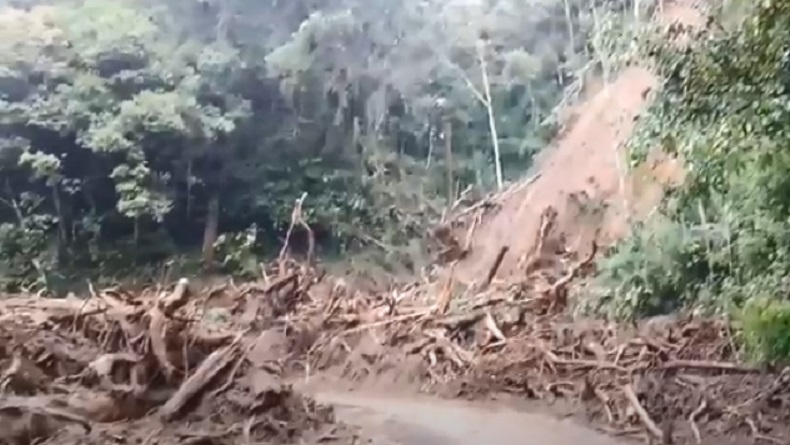 Truk Tangki Jatuh ke Jurang Sedalam 200 Meter usai Dihantam Longsor, Sopir Tewas