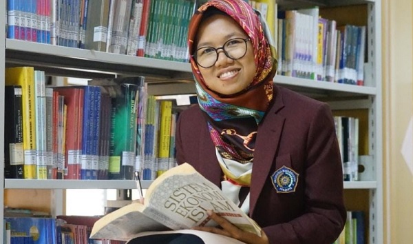 Kisah Inspiratif Arin yang Nyaris Putus Sekolah, Kini Jadi Pakar Ekonomi