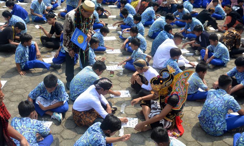  Lestarikan Permainan Tradisional, Sekolah di Semarang Ini Cetak Rekor Bermain Catur Jawa
