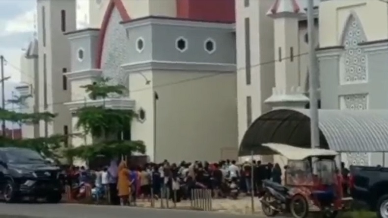 Penampakan TKP Perempuan Tewas Terjun dari Menara Masjid di Pangkep, Warga Berkerumun