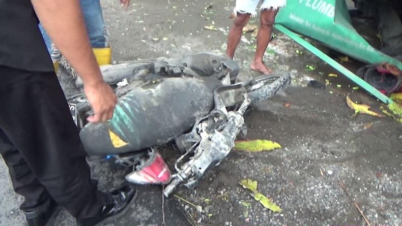 Sopir Diduga Ngantuk, Mobil Tabrak Emak-emak Naik Motor hingga Tewas di Jombang