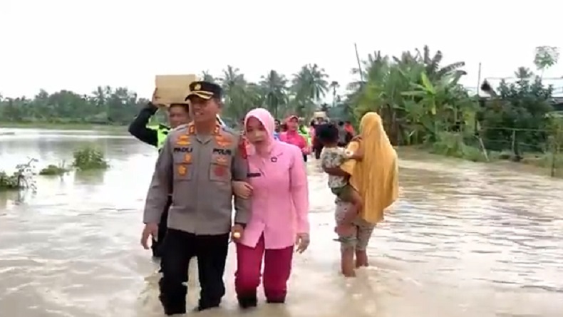 Aksi Nekat Kapolres Pidie dan Istri Terobos Banjir untuk Kirim Bantuan Sembako
