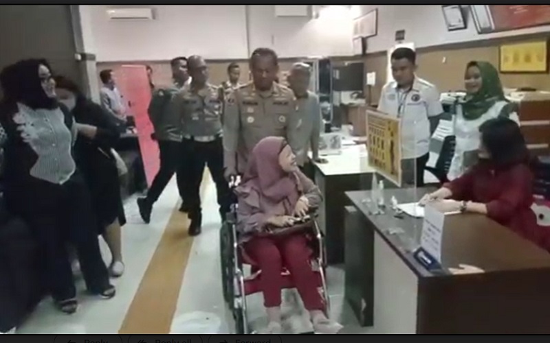  Momen Kombes Polisi Dorong Kursi Roda Moly Keliling Polrestabes Palembang 