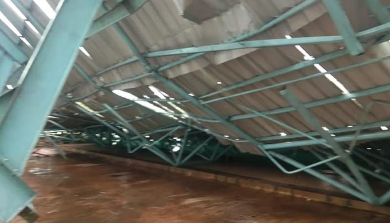  Hujan Deras dan Angin Kencang Terjang Batang, Atap Kolam Renang THR Kramat Ambruk