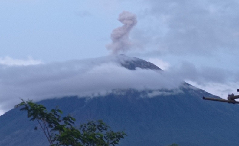 Gunung Semeru Erupsi Jumat Pagi, Kolom Abu Terpantau 1.000 Meter di Atas Puncak