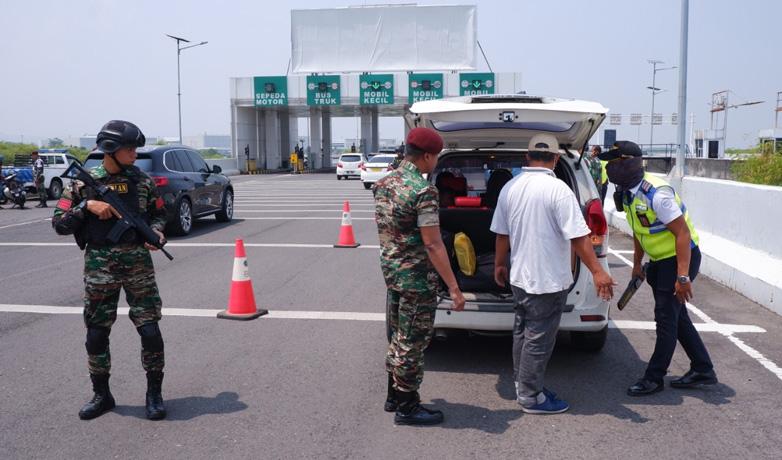 Jelang Nataru, Prajurit TNI Perketat Pengamanan Akses Masuk Bandara A Yani Semarang