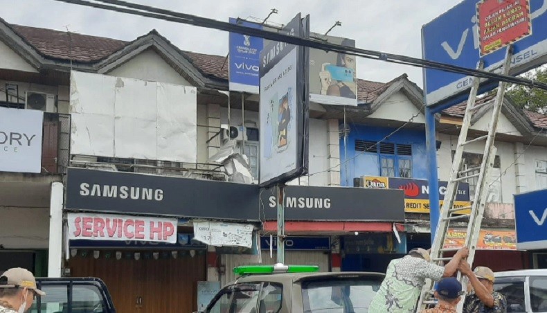 Belum Bayar Pajak, 16 Papan Reklame di Pontianak Disegel 