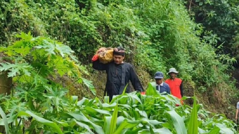 Sambut Musim Tanam, Warga Adat Ponorogo Gelar Ritual dan Sedekah Bumi di Pintu Gua Keramat