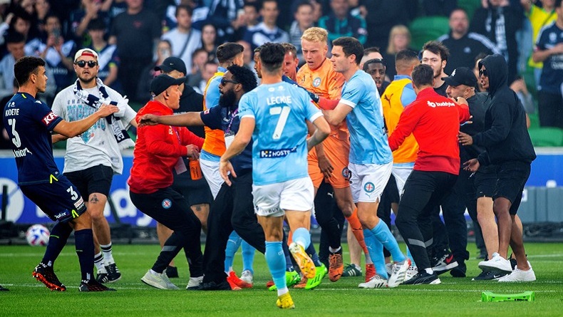 Suporter Rusuh hingga Pukul Kepala Kiper Pakai Ember, Pertandingan Melbourne City dan Melbourne Victory Dihentikan