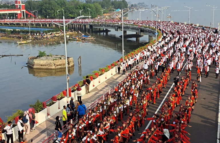 Rawat Tradisi, 65.000 Pelajar di Surabaya Sukses Pecahkan Rekor MURI