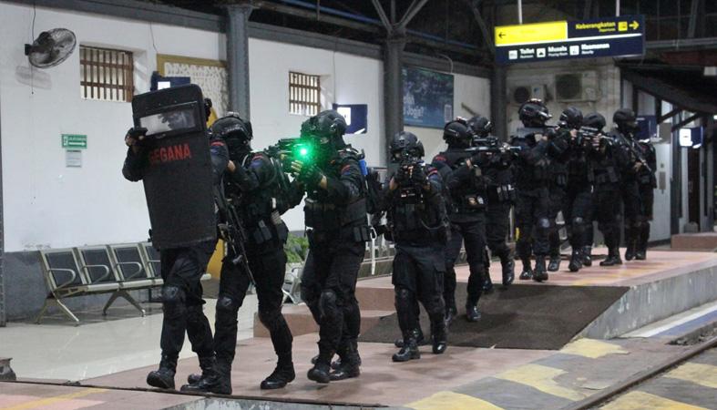  Pengamanan Nataru, Brimob Polda Jateng Gelar Simulasi Antiteror di Stasiun Poncol Semarang