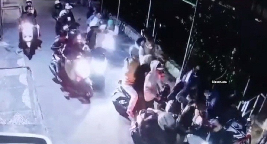 Viral! Geng Motor Bawa Senjata Tajam Dikepung Warga di Pademangan