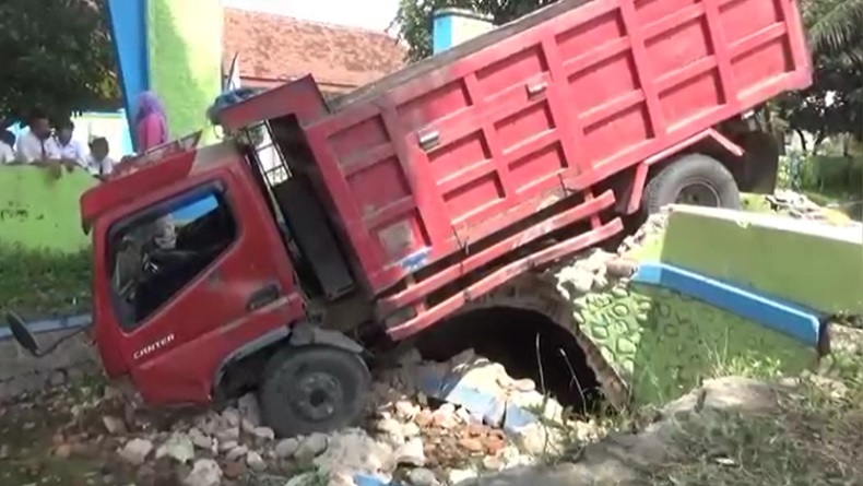 Kecelakaan Beruntun 6 Kendaraan di Jombang, 5 Orang Dievakuasi