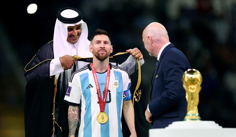 Lionel Messi Diberi Jubah Bisht saat Terima Trofi Piala Dunia 2022, Legenda Inggris Kecewa