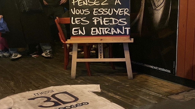 Viral Jersey Messi Jadi Keset di Prancis, Ada Tulisan Lap Kaki Dulu sebelum Masuk Bar