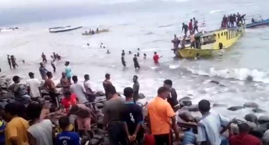 Dihantam Ombak, Kapal Angkut Puluhan Penumpang Nyaris Tenggelam di Alor