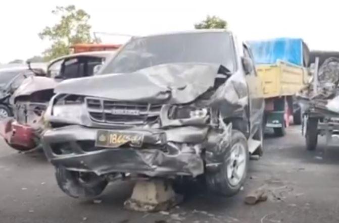 Mobil Dinas Polisi Tabrak 2 Pemotor di Jombang, Guru Tewas 1 Luka-Luka