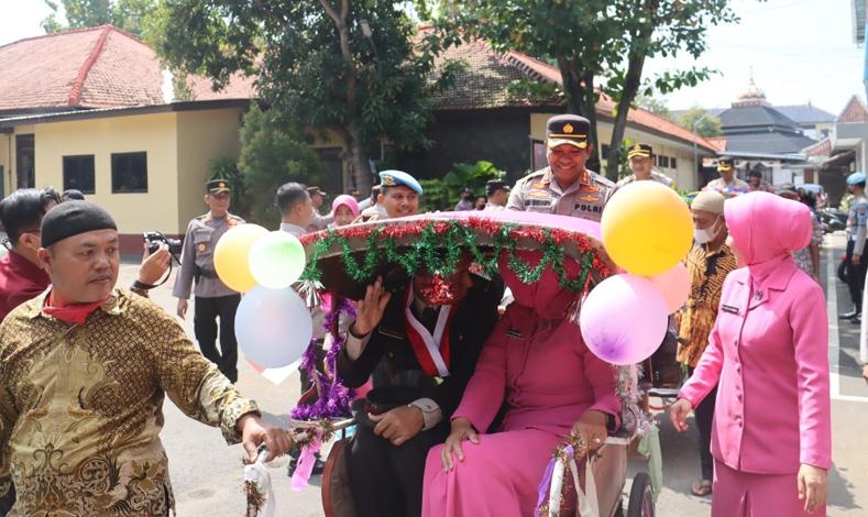  Tradisi Wisuda Purna Tugas, 17 Personel Polres Pemalang Dilepas Naik Becak Hias