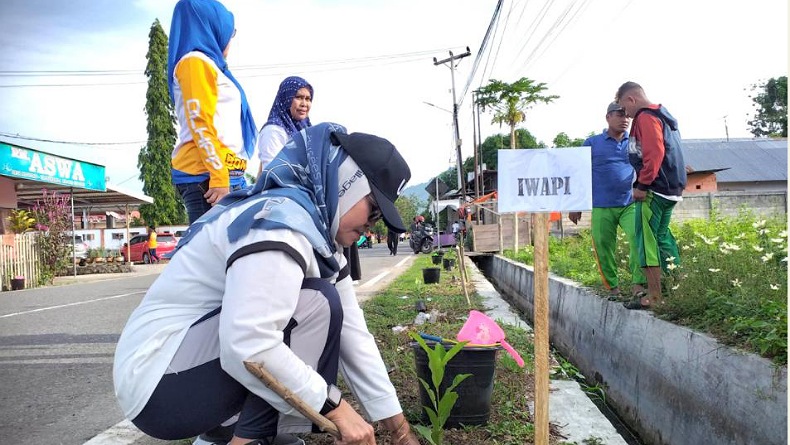 Peringati Hari Ibu, Organisasi Wanita Bone Bolango Serentak Tanam Pohon