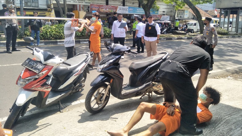 Rekonstruksi Pembunuhan di Cibeureum Batas Kota Bandung, 2 Pelaku Peragakan 12 Adegan