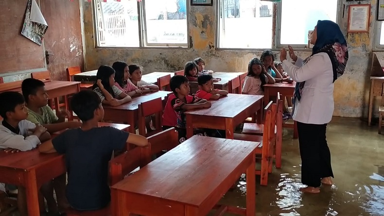 Banjir Rob Indramayu, Ratusan Siswa SD Kerjakan Ujian Semester di Atas Genangan Air 