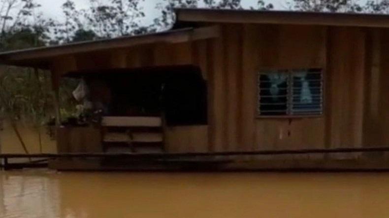 Kakek Ini Diejek karena Renovasi Rumah Pakai Sampah Plastik, Lihat Apa yang Terjadi saat Banjir 