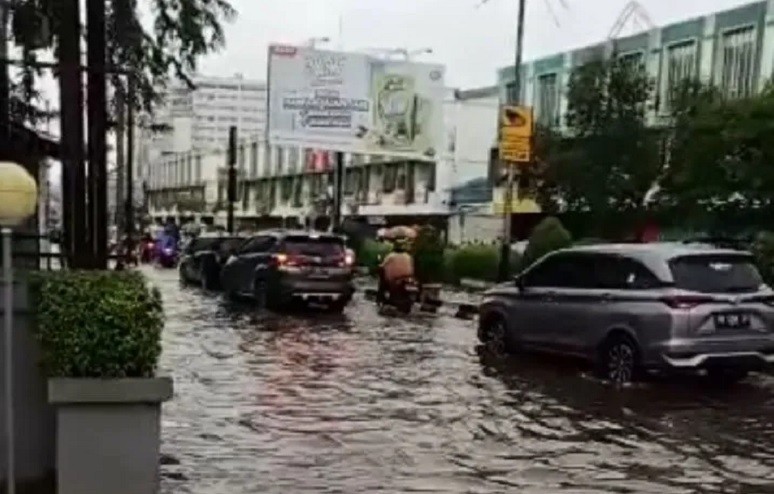 Kota Pontianak Terendam Banjir Dampak Hujan Lebat dan Air Pasang
