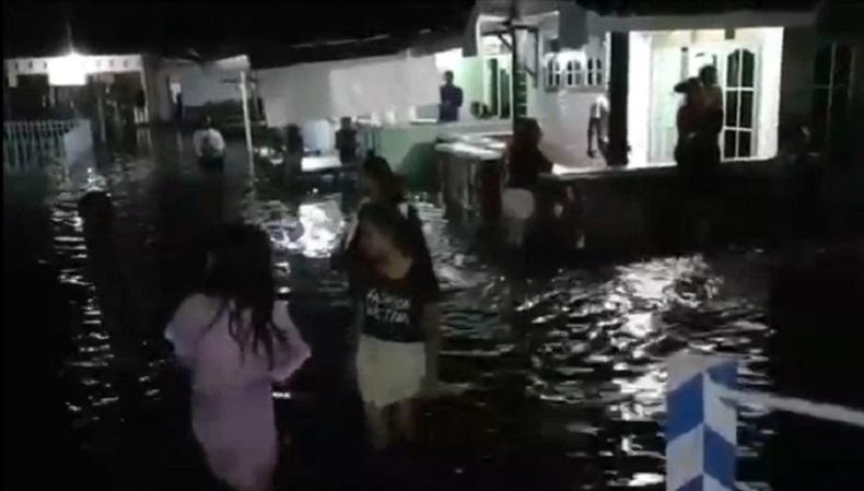Banjir Rob Rendam 150 Rumah di Situbondo, Banyak Perahu Nelayan Karam