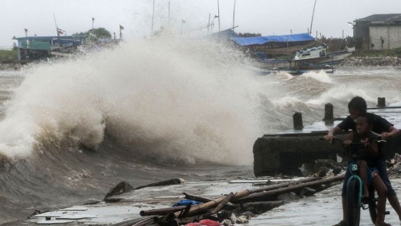 Waspada Liburan di Pantai, BMKG Peringatkan Gelombang Tinggi 4 Meter di Selatan Jabar