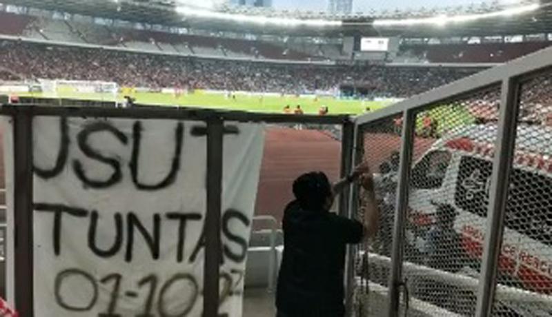 Viral Steward Copot Paksa Spanduk Kanjuruhan saat Indonesia Vs Kamboja di SUGBK