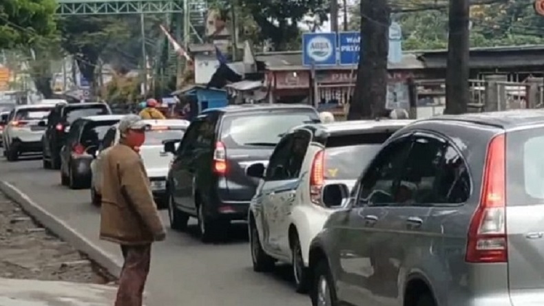 Jalur Wisata Lembang KBB Macet, Polisi Berlakukan Buka Tutup