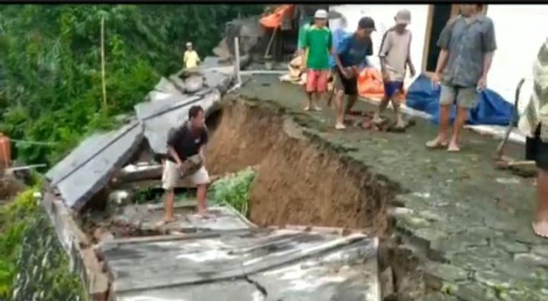 Tanah Longsor Landa Banyumas, Rumah Warga dan Masjid Ambles Tertimpa Material 