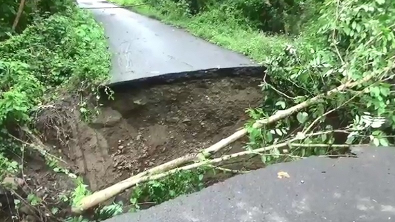 Jalan Menuju Tempat Wisata di Loteng Ambles usai Diguyur Hujan