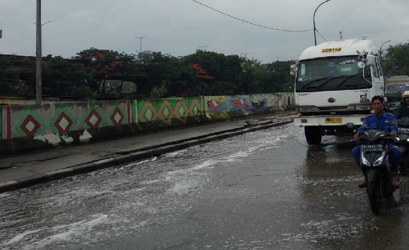 Sebagian Ruas Jalan RE Martadinata di Jakarta Utara Tergenang akibat Kali Ancol Meluap