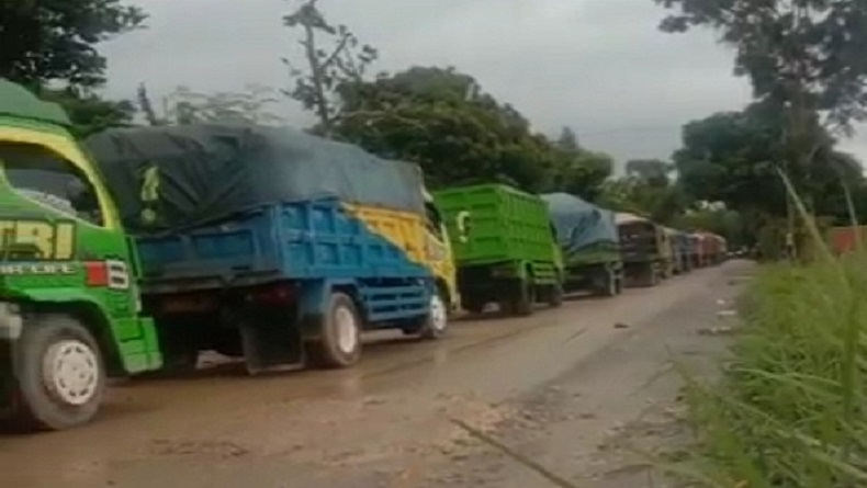 Proyek Pelebaran Jalan di Rembang Bikin Macet Jalur Tahunan-Sale