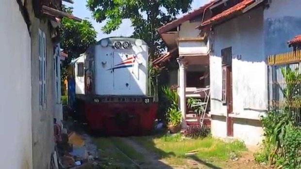  Bagai Tukang Jualan, di Jogja Masih Ada Kereta yang Lewat Depan Rumah Warga 
