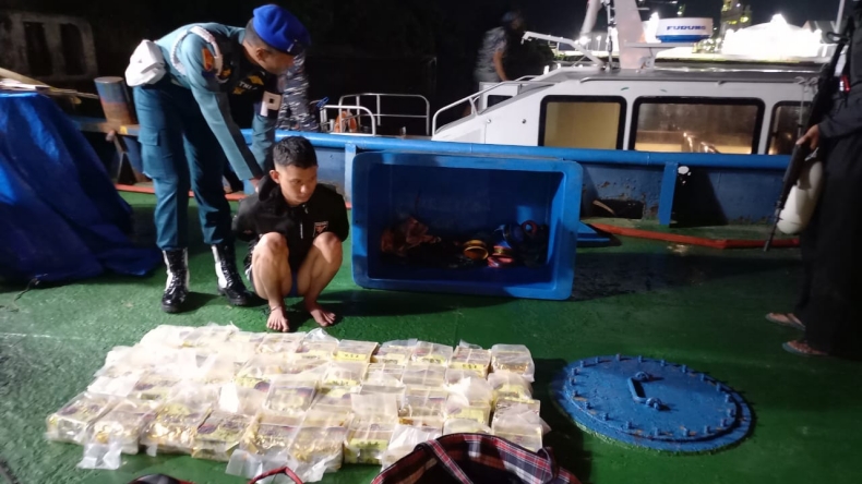 Tabrakkan Kapal Patroli, TNI AL Gagalkan Penyelundupan 43 Paket Sabu di Lhokseumawe