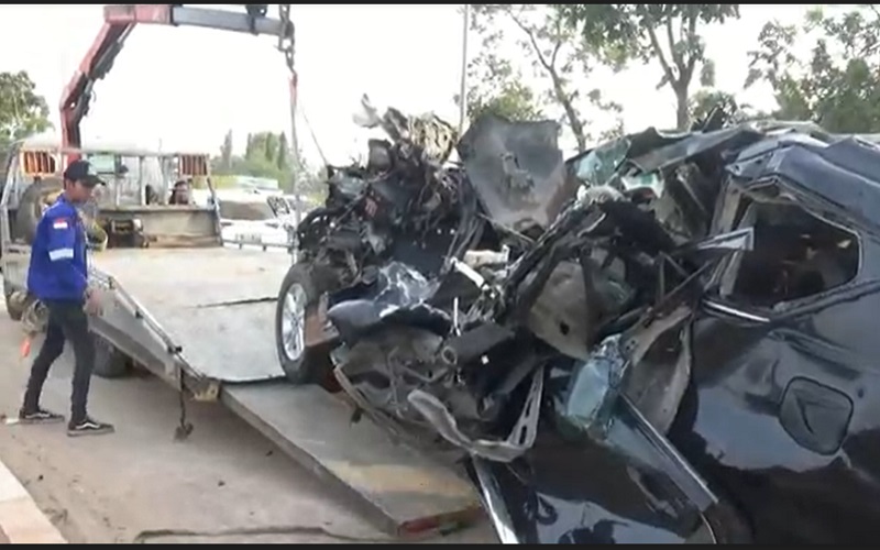 Innova Tabrak Truk Parkir di Palembang, Sopir Kritis dan Penumpang Tewas