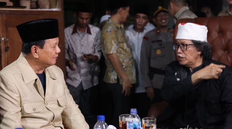 Hadir di Sinau Bareng Mbah Nun, Prabowo Beri Kopiah hingga Safarinya ke Pedagang Asongan