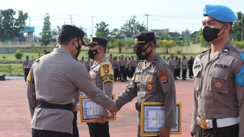 Kapolda Kaltara Beri Penghargaan kepada 102 Personel Berprestasi, 2 Anggota Dipecat