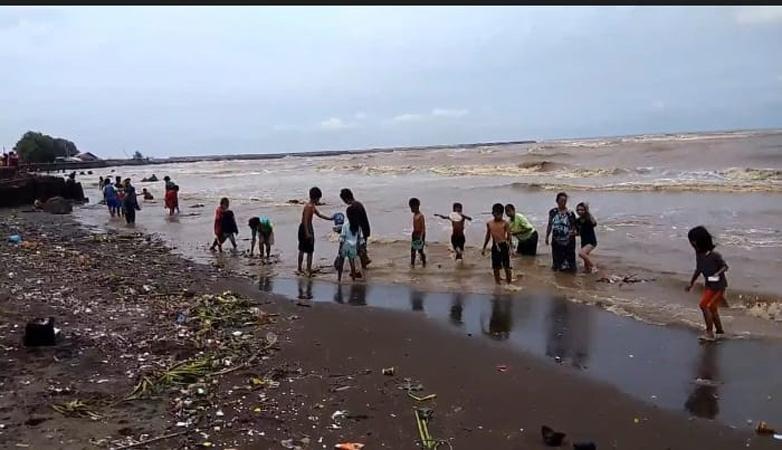 Puluhan Warga Kendal Berburu Kerang Putih yang Terseret Ombak di Pantai Sendang Sikucing
