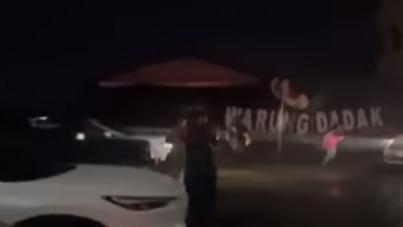 Viral Warung Dadakan Banjarmasin Roboh Diterjang Angin Kencang, Warga Berlarian