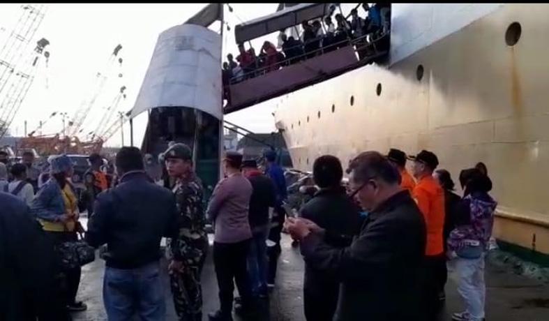 Penampakan Ratusan Wisatawan yang Terjebak di Karimunjawa Tiba di Pelabuhan Semarang