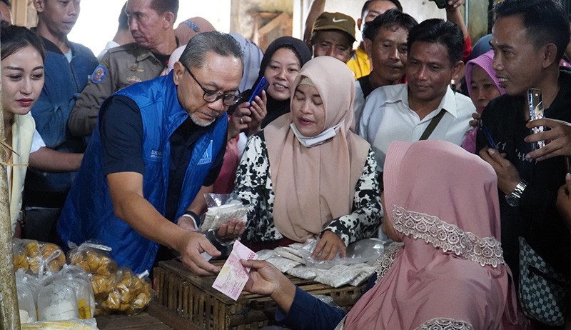 Sambangi Pasar di Lampung, Mendag Zulhas Pastikan Harga Barang Pokok Stabil Jelang Tahun Baru 2023