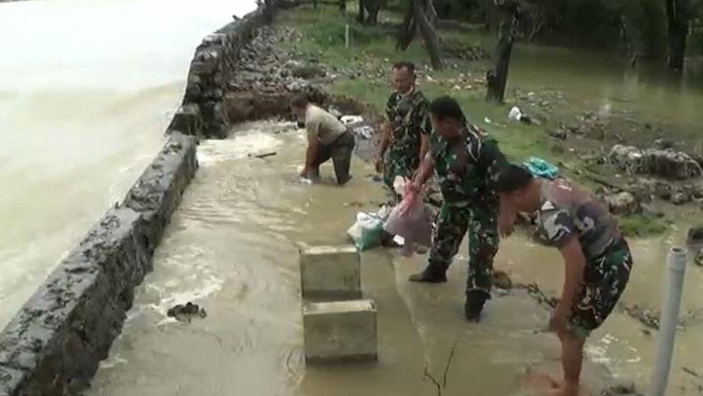 Banjir di Perumahan Marina Semarang, Karung Pasir Digunakan untuk Tanggul Darurat